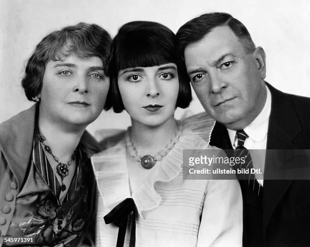 Leen MOOREeigentlich Kathleen Morrison*-+Schauspielerin, Stummfilmstar, USAColleen Moore mit ihren Eltern- 1927