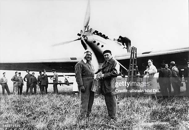 Mermoz, Jean Pilot, Frankreichmit Etienne vor ihrer Maschine 'Antoine Paillard' kurz vor dem Start zu dem Versuch, einen neuen Langstreckenweltrekord...