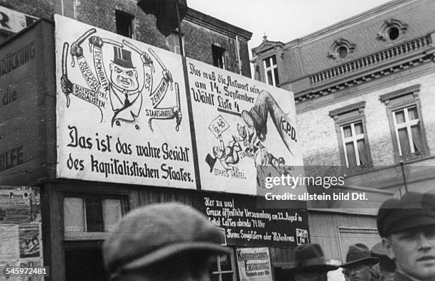 Plakat der Kommunistischen Partei in denStrassen BerlinsAnfang September 1930