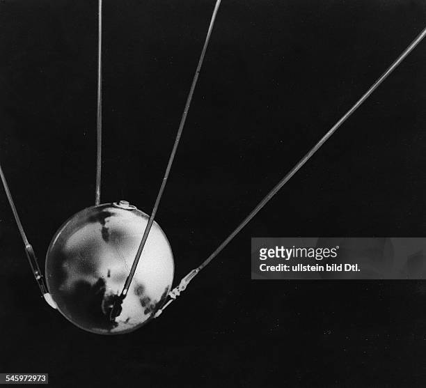 Erste Originalaufnahme von Sputnik-1 im Weltall, dem ersten künstlichen Erdsatelliten, der seit dem im Weltraum die Erde umkreist.- Oktober 1957