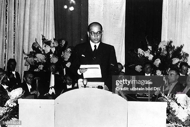 1945Politiker, IndienVorsitzender der KongressparteiFührer der 'Provisorischen IndischenNationalpartei' 1943-45- Gründung der...