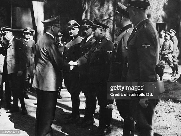 Mitarbeiter gratulieren imFührerhauptquartier 'Wolfsschanze' beiRastenburg in Ostpreussen; vor Hitler vonlinks: der Chef des SicherheitsdienstesHans...