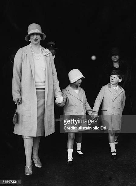 König 1927-1930 und 1940-1947- als Kind mit seiner Mutter Prinzessin Helene von Griechenland und seiner Schwesterveröffentlicht in BIZ 16/ 1927Foto:...