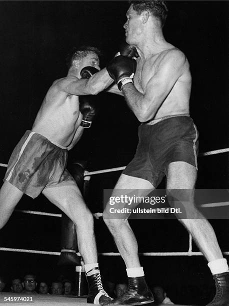 Boxer Willy Höpner (re) verliert gegen Gerhard Hecht, News Photo