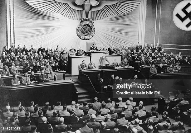 Rede Adolf Hitlers in der Kroll-Oper;rechts von Hitler: Otto Dietrich, WilhelmBrückner, links: Hans Heinrich Lammersund Julius Schaub;...