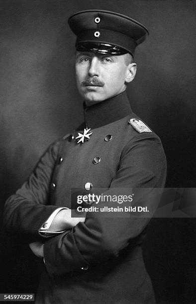 Sohn von Kaiser Wilhelm II. UndKaiserin Auguste Viktoria, Herrenmeister des JohanniterordensPorträt in Uniform- veröffentlicht: Dame 32/1914Foto:...