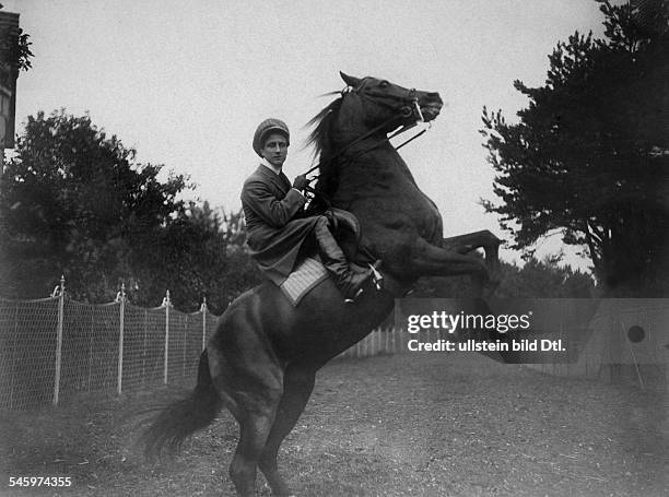 Sylvester Schäffer Jr.*22.01.1885-1949+ Artist, Akrobat, Jongleur, Schauspieler, Dauf seinem Pferd, das auf den Hinterbeinen steht- 1909Foto: Conrad...