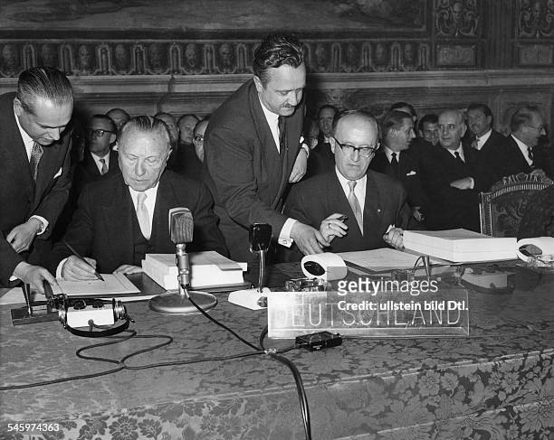 Unterzeichnung des Gründungsvertrages der Europäischen Wirtschaftsgemeinschaft und Euratom durch Bundeskanzler Konrad Adenauer und Walter Hallstein-...