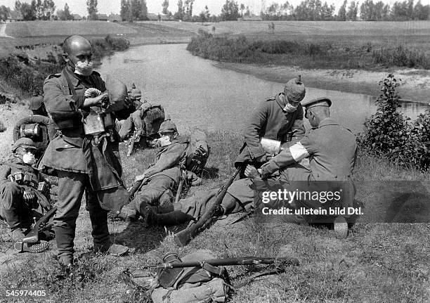 German soldiers with gas masks at the Yser canal after returning from their mission in the area of Ypres