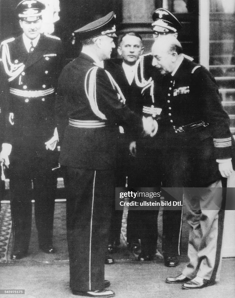 Dt.-frz. Erklärung - Ribbentrop u.Colonel Broche nach d. Kranzniederlegung am Ehrenmal f. d. Unbekannten Soldaten in Paris