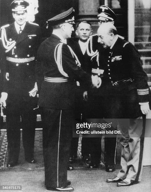 Reichsaussenminister Joachim v. Ribbentrop verabschiedet sich von ColonelBroche, dem militärischen Kommandanten desElysee nach einerKranzniederlegung...