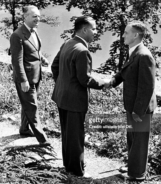 Ciano, Galeazzo - Politician, Italy*18.03..1944+Foreign Minister Ciano on a visit to Fuschl: Ciano shaking hands with Gauleiter Dr. Friedrich Rainer...