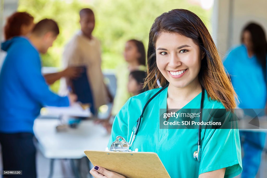 Enfermeira bonita segurando uma prancheta e sorrindo