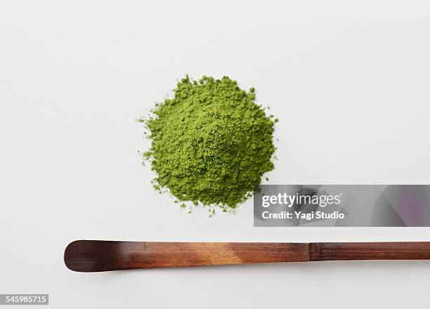 close up of japanese green tea (matcha) - matcha stock-fotos und bilder