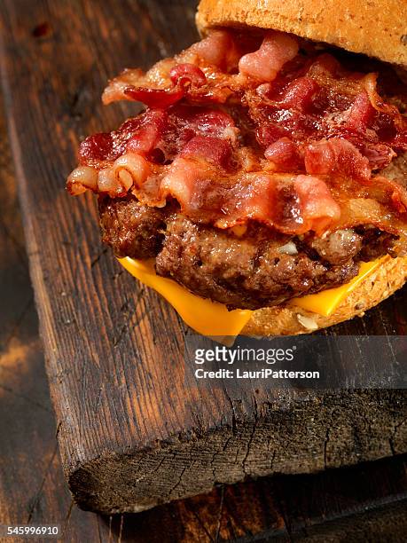 speck käse-burger - bacon cheeseburger stock-fotos und bilder