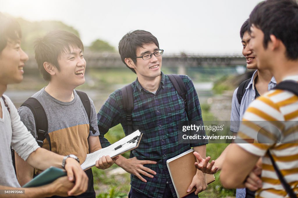 大学で野外で話す日本人学生