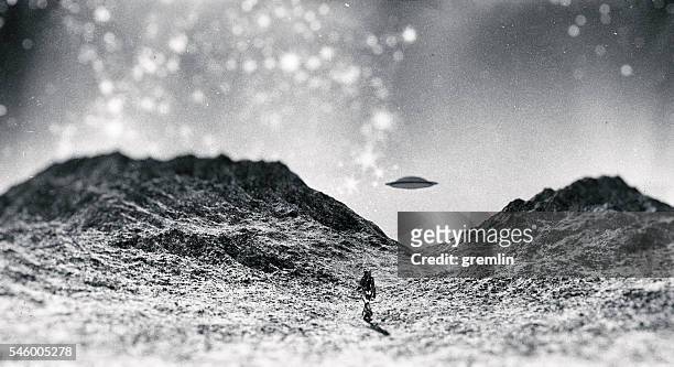 astronauta caminando hacia ovni - ufo fotografías e imágenes de stock