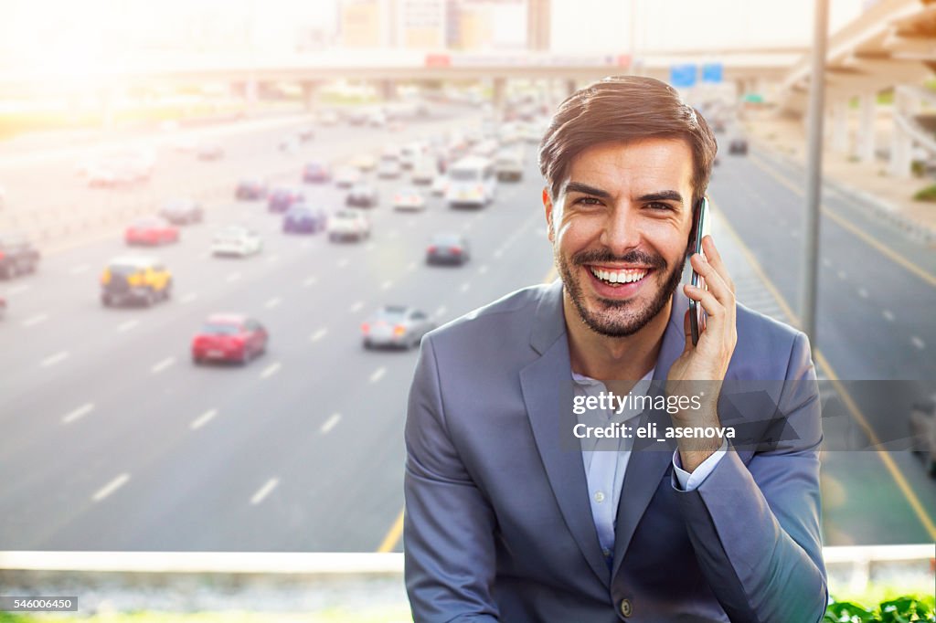 Geschäftsmann am Telefon, Autobahnverkehr in Dubai