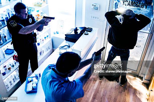 polizei nimmt verdächtigen fest - ladendiebstahl stock-fotos und bilder