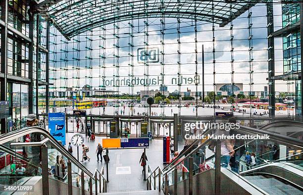 berlin haupbahnhof central station - berlin hauptbahnhof stock-fotos und bilder