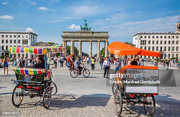 pedicabs at brandenburg gate - rickshaw fotografías e imágenes de stock