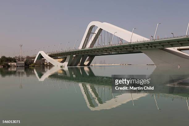the sheikh zayed bridge in abu dhabi - シェイク・ザイード橋 ストッ クフォトと画像