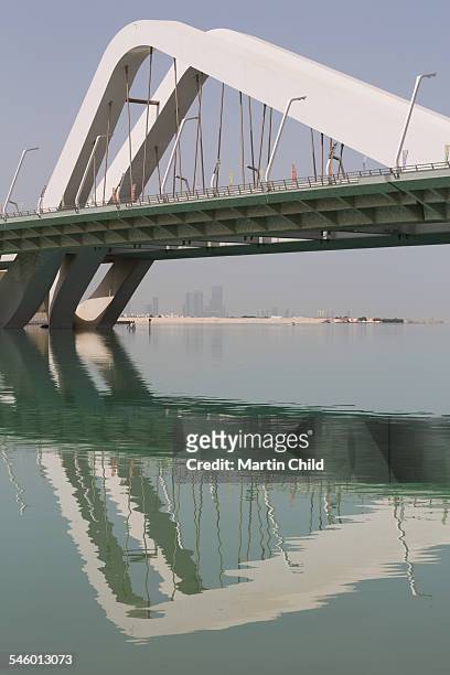 the sheikh zayed bridge in abu dhabi - シェイク・ザイード橋 ストックフォトと画像