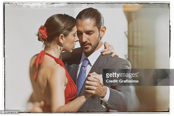 coppia ballare tango argentino a buenos aires - tango dancers foto e immagini stock