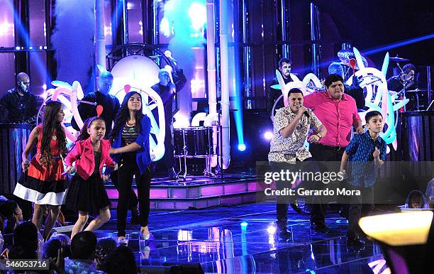 Finalists Magallie Montiel, Carmen Sanchez, Alejandra Gallardo, Axel Cabrera, Christopher Rivera and Joel Trevi-o perform during Telemundo "La Voz...