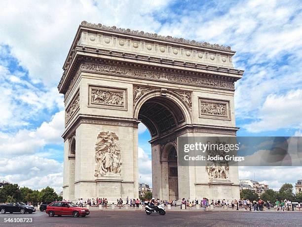 view of arc de triomphe during the day, paris - arc de triomphe stock-fotos und bilder