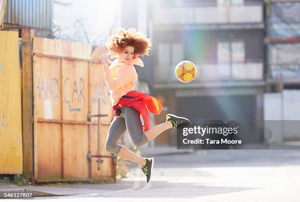 woman exercising with football in urban street - schoppen lichaamsbeweging stockfoto's en -beelden