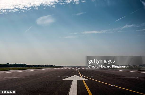 airport runway pov - runway stock-fotos und bilder