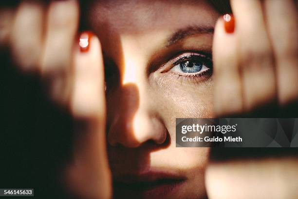 blue eye of beautiful woman. - sinnlichkeit stock-fotos und bilder