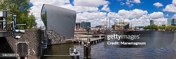 boat near arcam building - amstel stockfoto's en -beelden