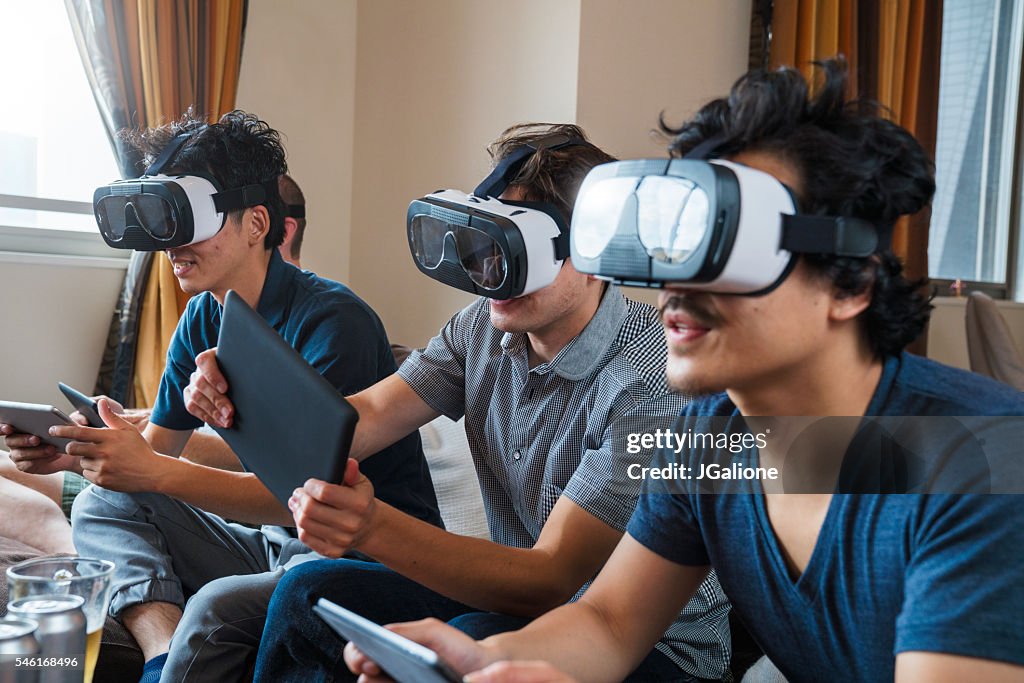 Grupo de amigos jogando jogos de realidade virtual de usar fones de ouvido