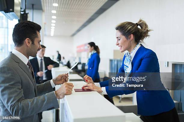 geschäftsmann im check-in-schalter mit bordkarte. - airport check in stock-fotos und bilder