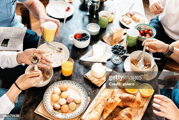familie beim gemeinsamen frühstück am wochenende - brunch stock-fotos und bilder