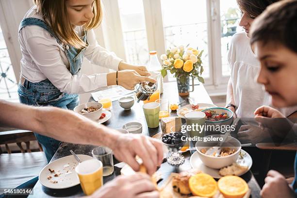 familia desayunando juntos en casa - brunch fotografías e imágenes de stock