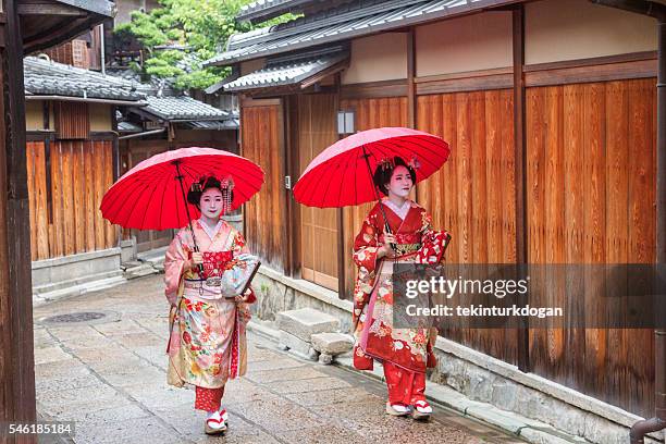 geisha maiko mädchen in den engen straßen der altstadt kyoto, japan - gion stock-fotos und bilder