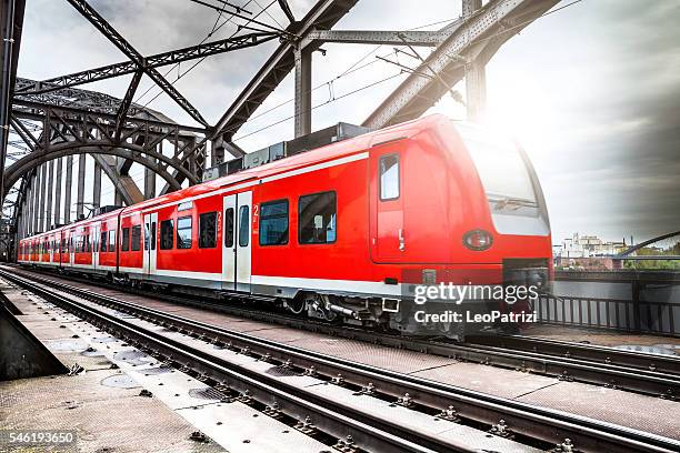 personenzug fährt auf einer brücke in frankfurt am main vorbei - eisenbahnwaggon stock-fotos und bilder