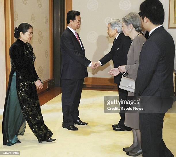 Japan - Vietnamese Prime Minister Nguyen Tan Dung and his wife Tran Thanh Kiem are greeted by Japanese Emperor Akihito and Empress Michiko at the...