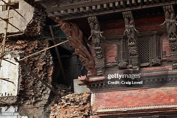 2015 earthquake damage - kathmandu, nepal - durbar square stock pictures, royalty-free photos & images