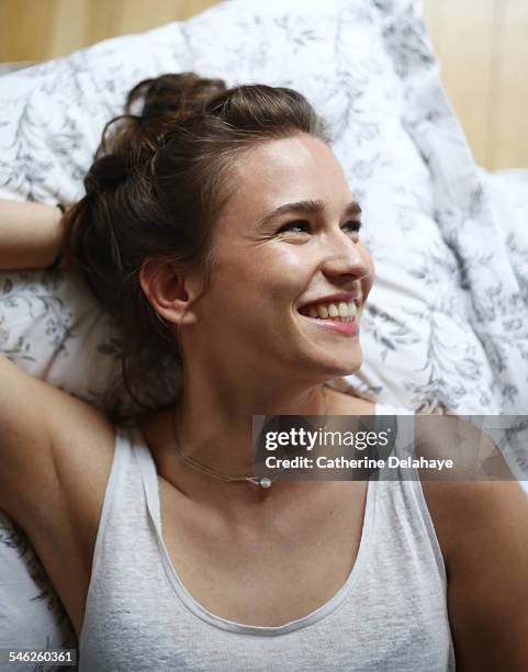 a 20 years old woman smiling - 20 24 years stock pictures, royalty-free photos & images