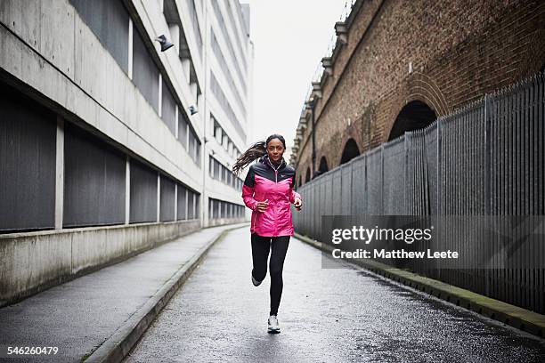 running - corredora de footing fotografías e imágenes de stock
