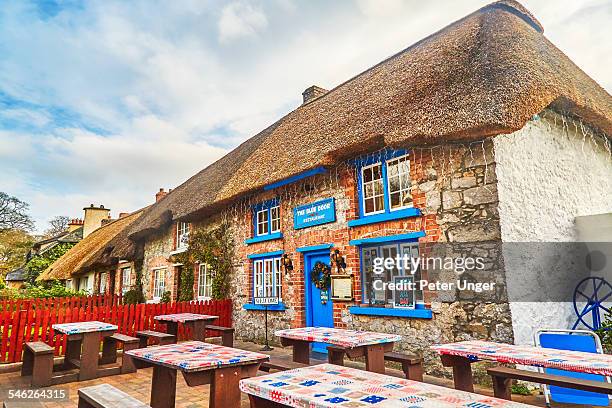 thatched cottages, shops and restaurants - adare stock-fotos und bilder