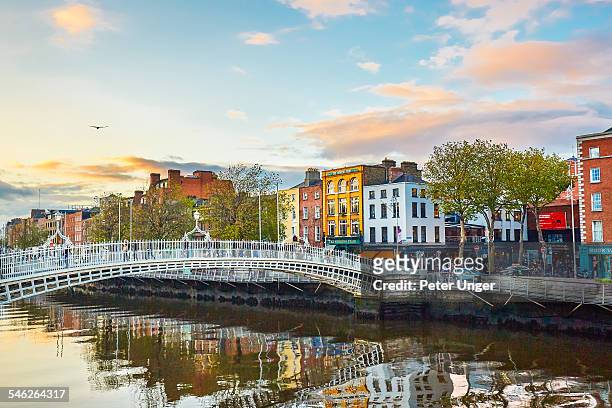 the ha'penny bridge in dublin - ireland photos et images de collection