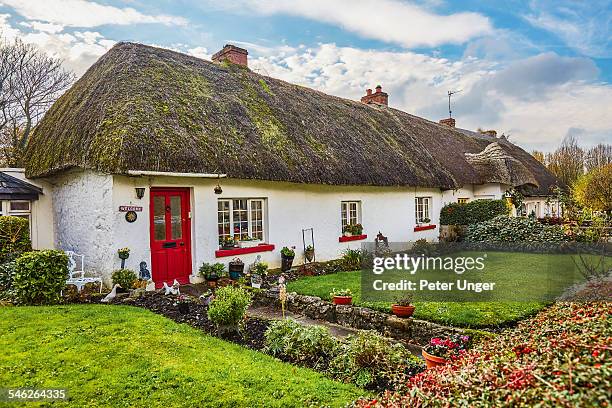 thatched cottages, shops and restaurants - verwaltungsbezirk county limerick stock-fotos und bilder