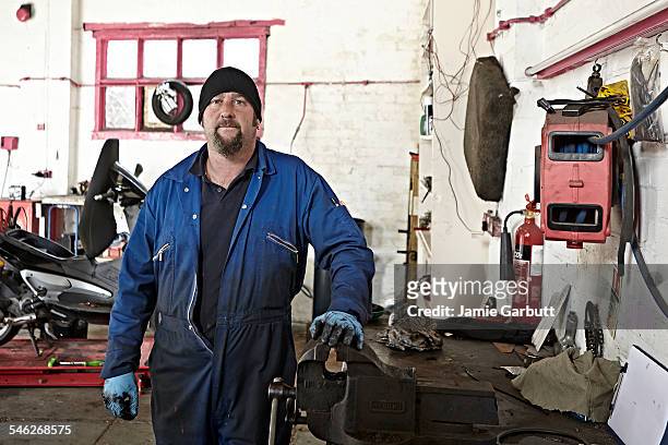 portrait of a mechanic shoot in his garage - forzudo fotografías e imágenes de stock