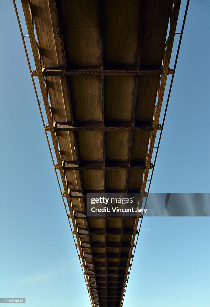 Design below a bridge with continuous line