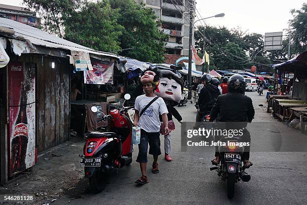 Street entertainer dressed as dolls seen at the Slum area on July 09, 2016 in Jakarta, Indonesia. Indonesia is the most populous country in Southeast...